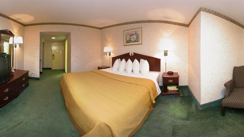 Quality Inn & Conference Center Maple Shade Esterno foto