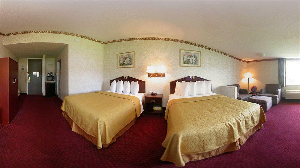 Quality Inn & Conference Center Maple Shade Esterno foto